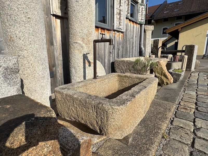 Brunnentrog mit Wassereinlauf