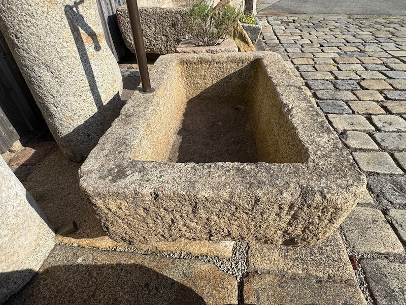 Brunnentrog mit Wassereinlauf