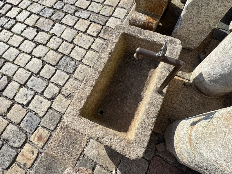 Brunnentrog mit Wassereinlauf