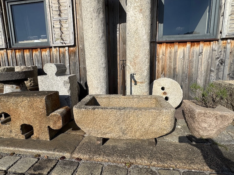 Alter Brunnentrog mit Wassereinlauf