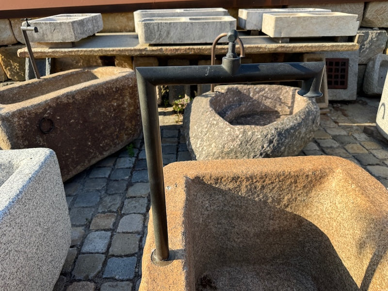 Steinbrunnen Österreich Detail Befestigung Hahn