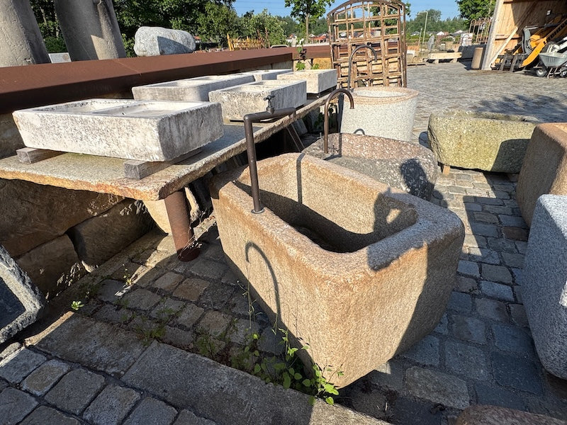steinbrunnen mit wasserhahn