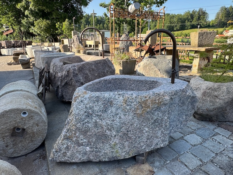 Granitbrunnen Bayern Wassereinlauf