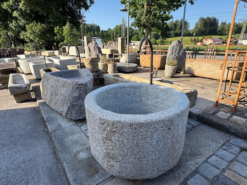 granitbrunnen rund mit Handrad