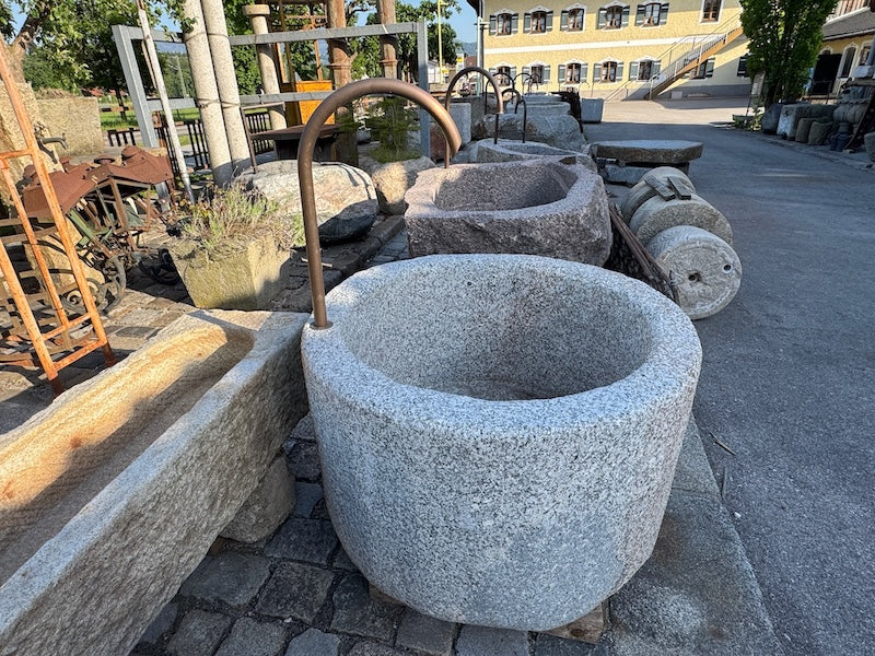 Granitbrunnen rund Seitenansicht