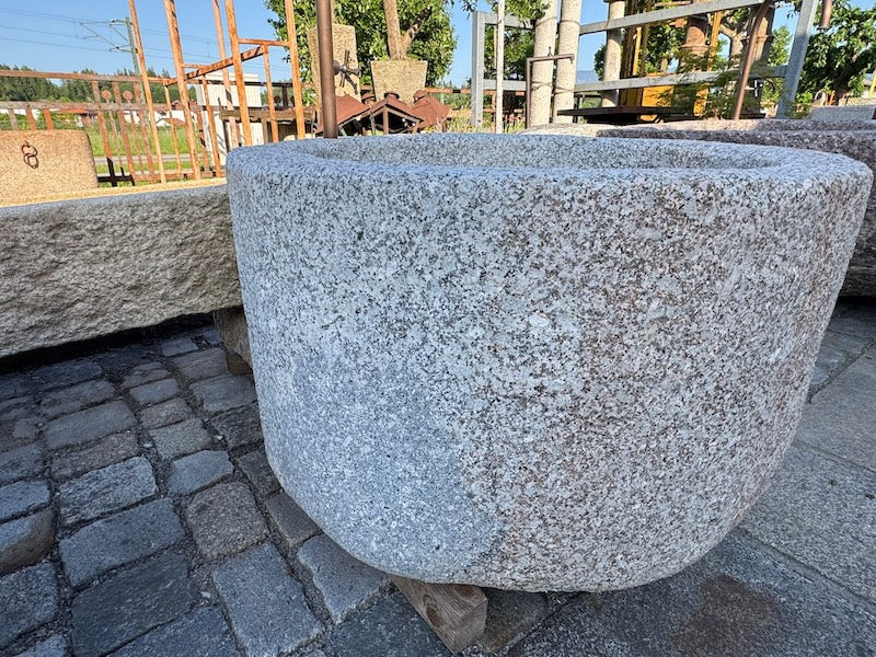 Granitbrunnen rund Oberfläche