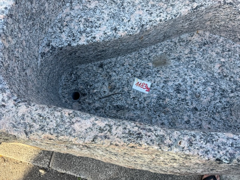 Gartenbrunnen mit Wasserhahn