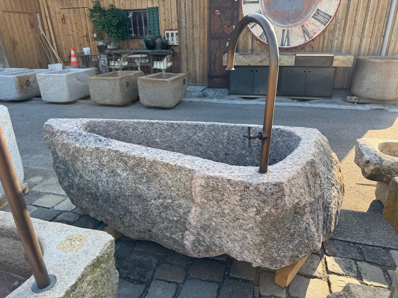 Gartenbrunnen mit Wasserhahn