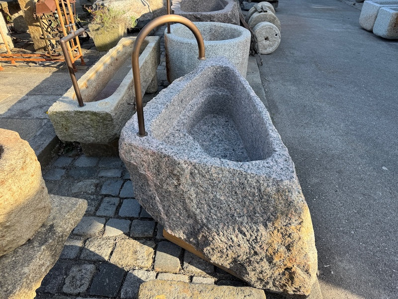 Gartenbrunnen mit Wasserhahn Rückansicht