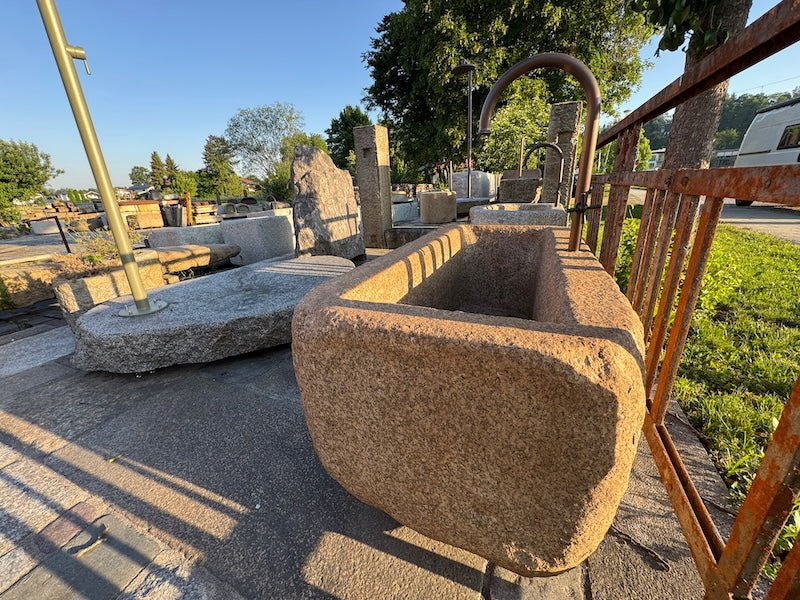 Steinbrunnen Antik Seitenansicht