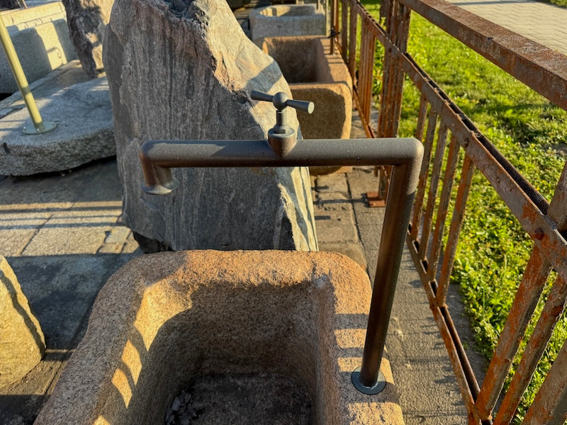 Steinbrunnen Bayern mit Einlauf