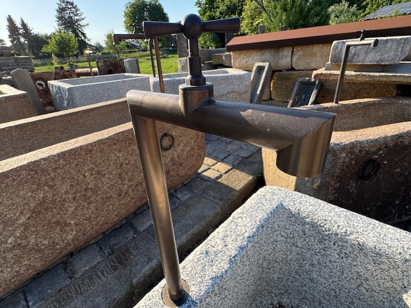 Steinbrunnen Granit mit Wassereinlauf und Handrad