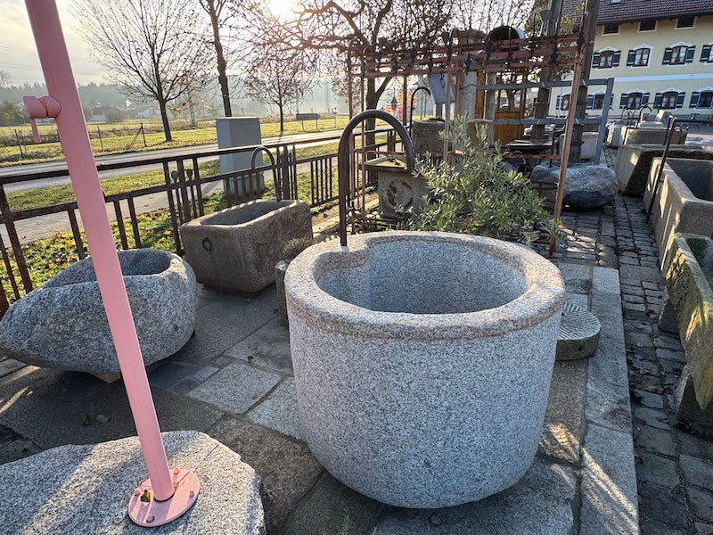 Steinbrunnen im Garten