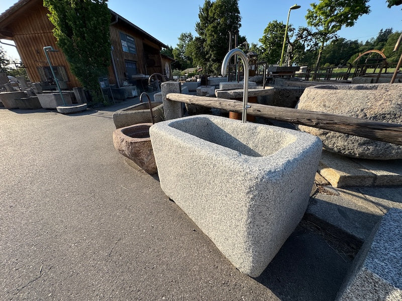 Steinbrunnen outdoor mit Wasserhahn