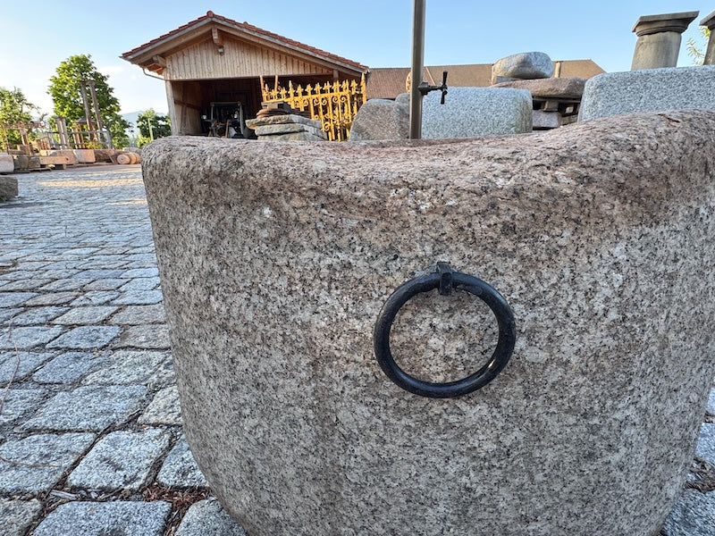 runder Granitbrunnen