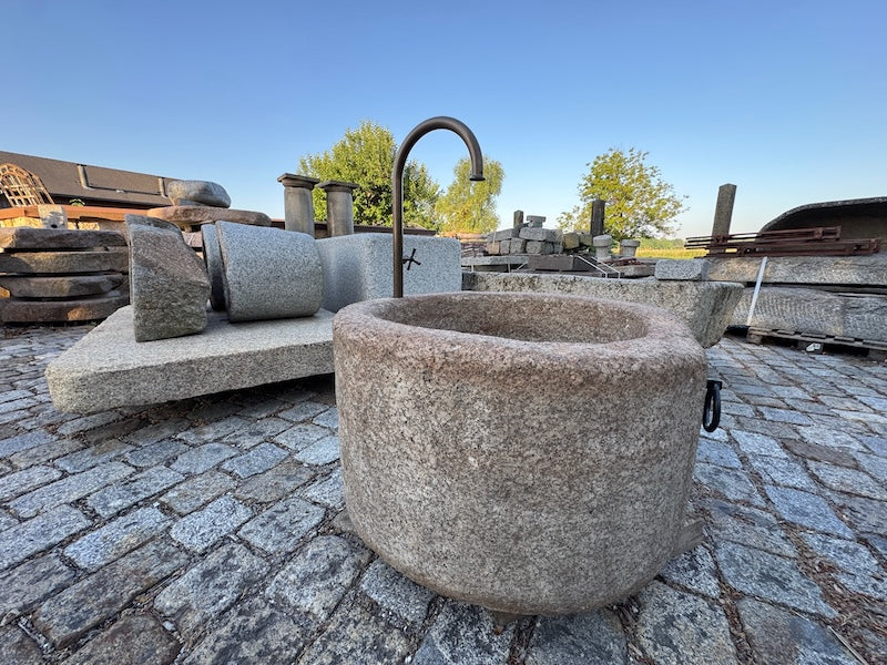 runder Granitbrunnen