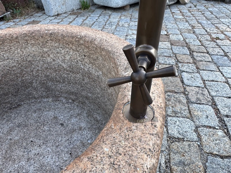 runder Granitbrunnen