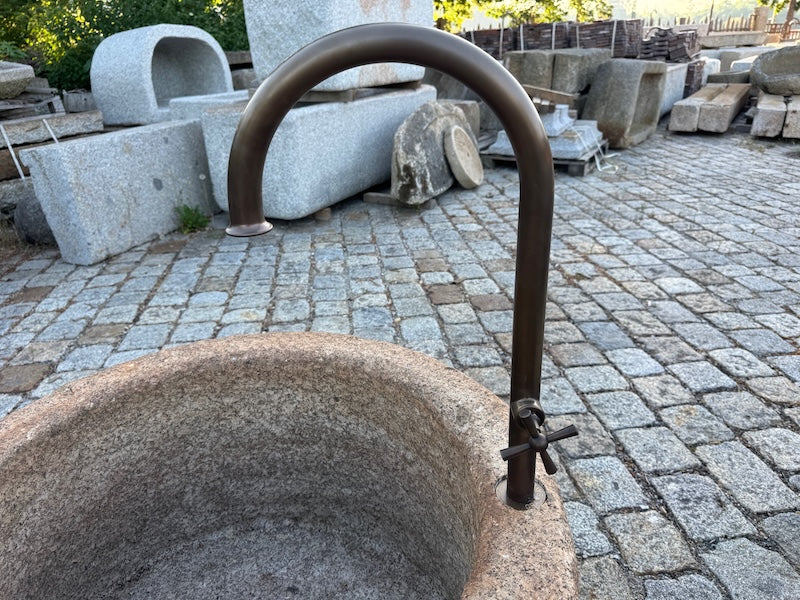 runder Granitbrunnen