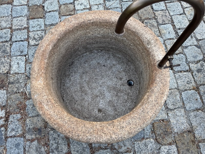 Runder Granitbrunnen Bohrung