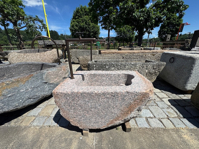 Findlingsbrunnen mit rosa Einschlüssen