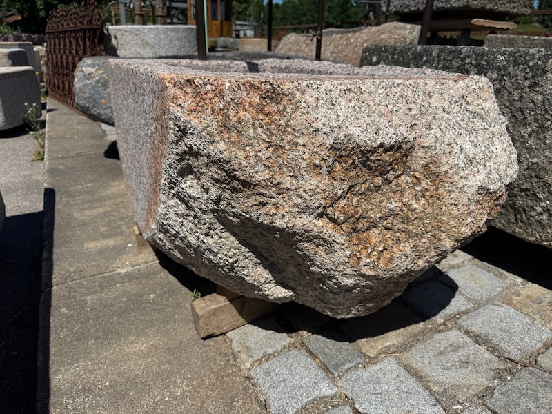 Findlingsbrunnen mit dunklen und rosa Einschlüssen Seitenansicht