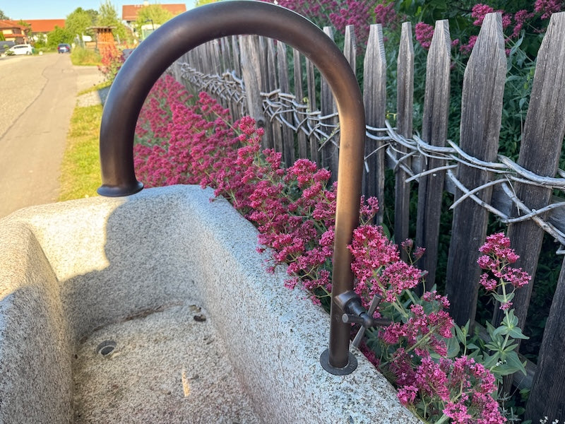 Messingwassereinlauf Steinbrunnen