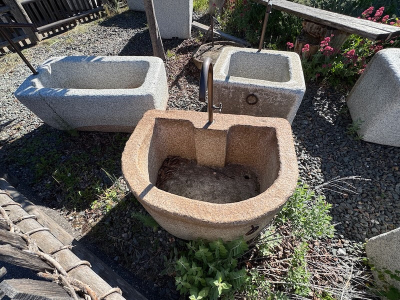 Halbrunder Granitbrunnen gefärbt