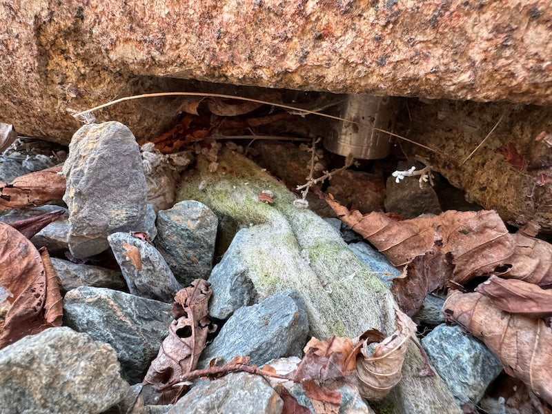 Halbrunder Granitbrunnen gefärbt
