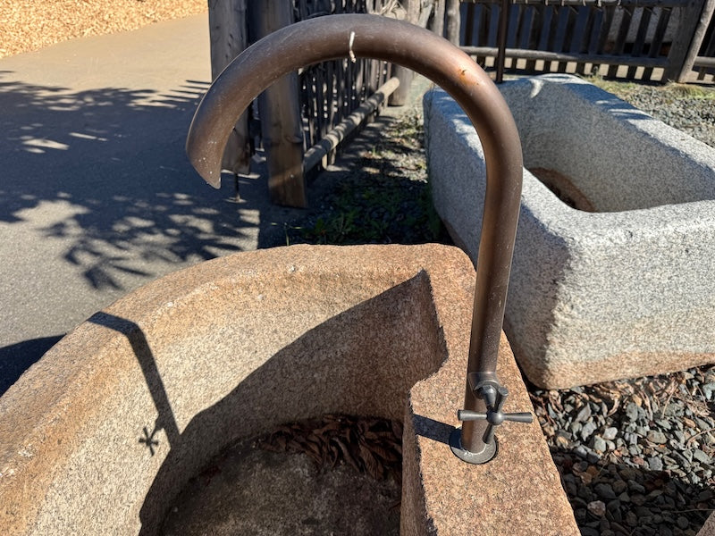 halbrunder Granitbrunnen gefärbt mit Wassereinlauf