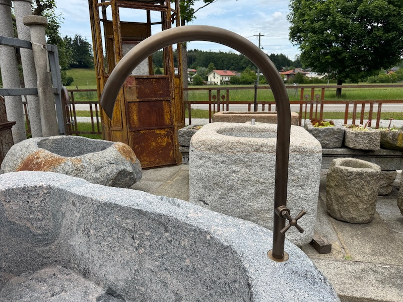 Findlingsbrunnen Österreich mit Wassereinlauf