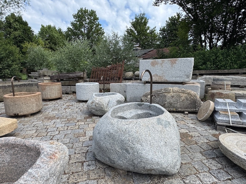 Findlingsbrunnen heller Granit