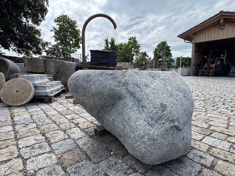 Findlingsbrunnen heller Granit