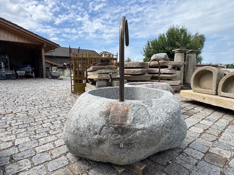 Findlingsbrunnen heller Granit
