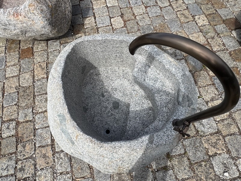 Findlingsbrunnen heller Granit Draufsicht