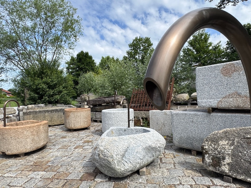 Findlingsbrunnen heller Granit