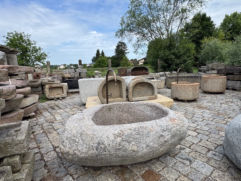 Findlingsbrunnen mit Wassereinlauf grau/rosa kaufen