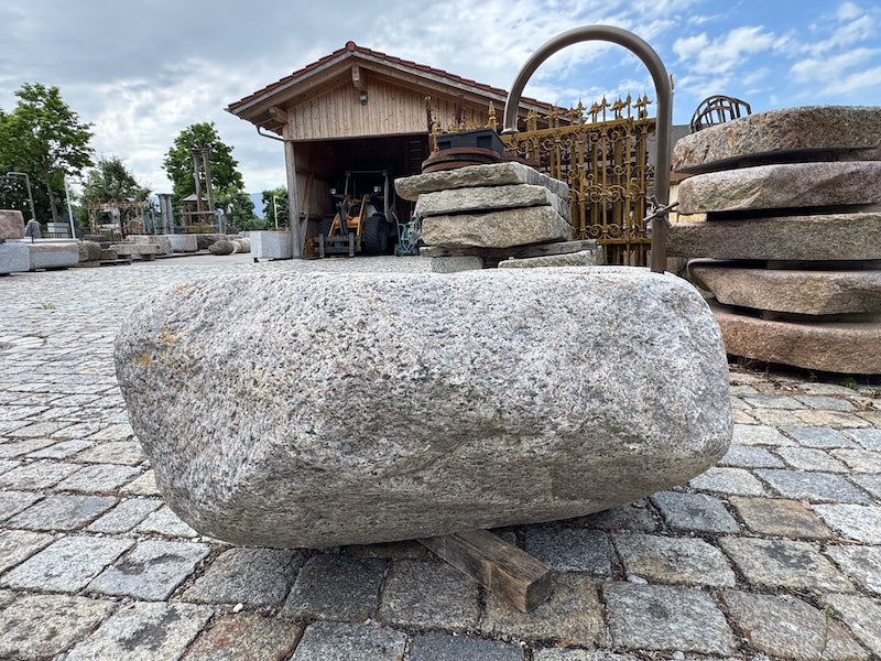 Findlingsbrunnen mit Wassereinlauf grau/rosa