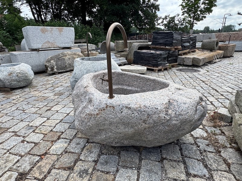 Findlingsbrunnen mit Wassereinlauf grau/rosa