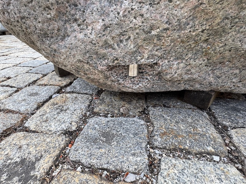 Findlingsbrunnen mit Wassereinlauf grau/rosa