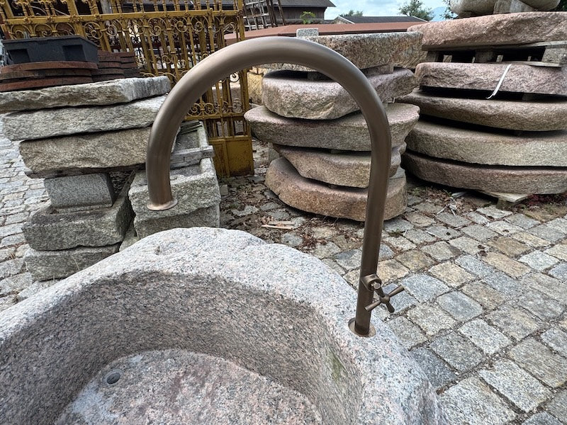 Findlingsbrunnen Wassereinlauf grau/rosa