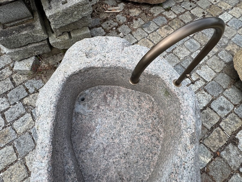 Findlingsbrunnen mit Wassereinlauf grau/rosa