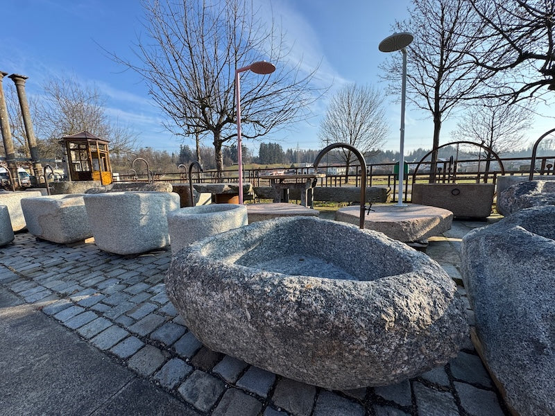 Gartenbrunnen aus Naturstein mit Wassereinlauf und Handrad