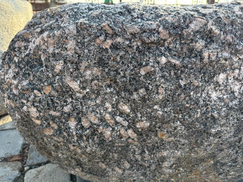 Gartenbrunnen aus Naturstein Oberfläche