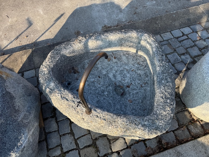 Gartenbrunnen aus Naturstein Rückansicht