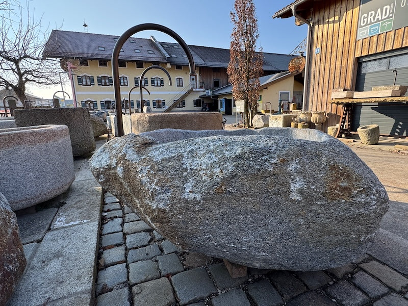 Findlingsbrunnen Österreich Seitenansicht