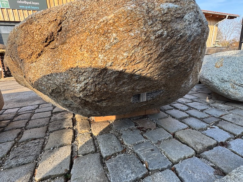 Findlingsbrunnen Österreich Wasser Handrad