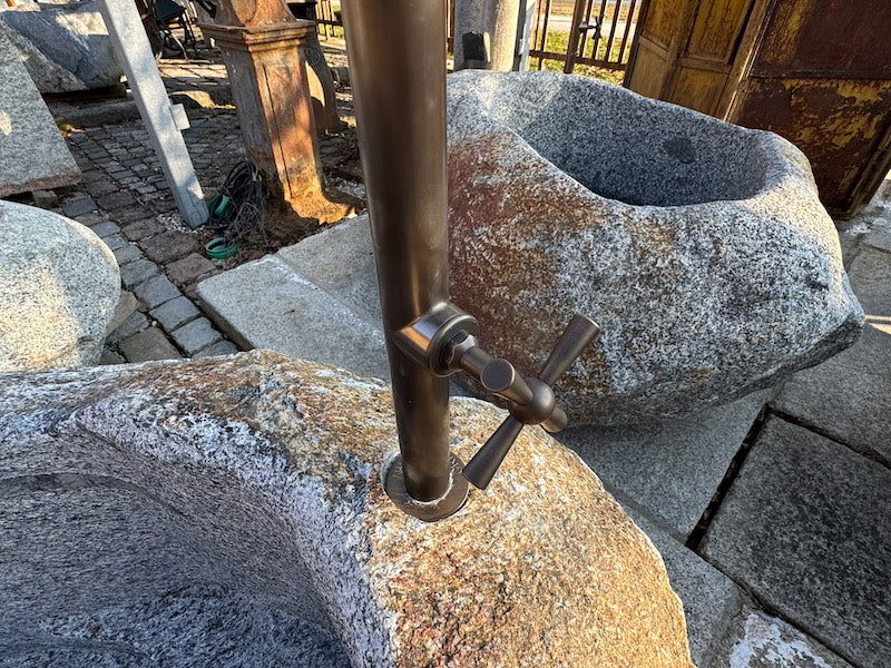 Findlingsbrunnen Österreich Wasser Handrad