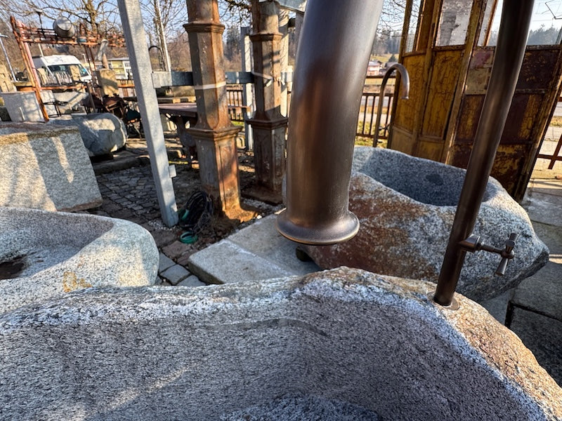 Findlingsbrunnen Österreich Wassereinlauf