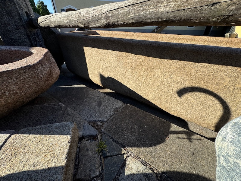 Großer Natursteinbrunnen