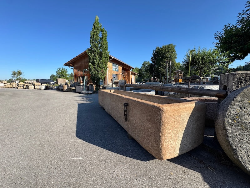großer Natursteinbrunnen aus bayern